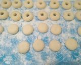 Foto langkah ke 5 dari resep Donat Tanpa Telur.