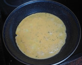 Foto del paso 1 de la receta: Bocadillo de cebolla caramelizada, queso de cabra, tortilla francesa y jamón serrano