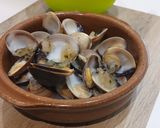 Foto del paso 6 de la receta: Almejas al Vapor con Vinagreta Templada de Chalota al Jerez y Cilantro