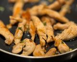 Hình bước làm 1 của món Gà Xào Dưa Lưới