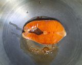 รูปขั้นตอนการทำที่ 2 ของ ข้าวผัดไข่ฮอทด็อกเบคอนกับแซลมอนย่างซอสเทอริยากิ