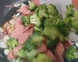 Foto langkah ke 5 dari resep Tumis Brokoli Sosis.
