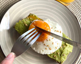 Foto del paso 8 de la receta: Tostadas de guacamole con huevo a la plancha y zumo de naranja