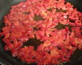 Foto del paso 4 de la receta: Salmón al vapor con eneldo, calabacines gratinados rellenos de pimientos y frutos secos