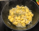 Foto del paso 2 de la receta: Longanizas al vino con patatas y aroma de tomillo