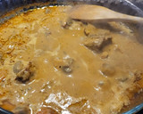 Foto del paso 15 de la receta: Solomillo en salsa con champiñones, puré de patata y compota de pera