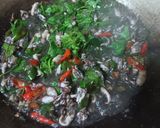 Foto langkah ke 3 dari resep Tumis cumi kemangi.