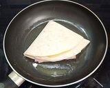 Foto del paso 3 de la receta: Quesadillas de jamón braseado y queso edam