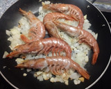 Foto del paso 3 de la receta: Fideuá de sepia y gambones (con salmorreta)