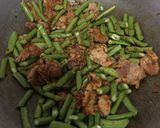 รูปขั้นตอนการทำที่ 2 ของ “ผัดพริกแกงหมูหมักถั่วฝักยาว”