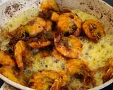 Foto langkah ke 2 dari resep Udang Goreng Bawang Putih.