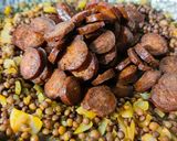 🌲 Pirított lencse fokhagymával, kolbásszal és tükörtojással 🥘 recept fázis 3 fotója