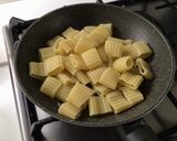 Foto del passaggio 5 della ricetta Paccheri ondulati con branzino e crema di zucchine e basilico