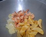 Foto langkah ke 5 dari resep Kentang Udang Saus Tiram.