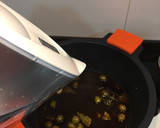 Foto del paso 2 de la receta: Muslos de pollo con salsa de anchoas y vinagre de módena