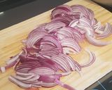 Foto del paso 1 de la receta: Bonito con cebolla caramelizada al curcuma y lima