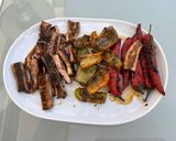Une image de l'étape 15 de Aubergines chinoises, poivron vert et piments rouges marinés grillés à la plancha.