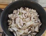 Foto del passaggio 2 della ricetta Vellutata di Funghi con Patate Rosse e Briciole di Speck Croccante