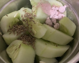 A picture of step 1 of Kiwi cucumber juice.