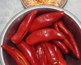 A picture of step 1 of Moti Lal Mirch Ka Achaar.