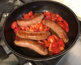 Une image de l'étape 3 de Saucisses aux tomates, courgette blanche et herbes aromatiques.