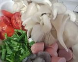 Hình bước làm 1 của món Nấm sò xào thập cẩm