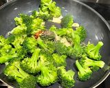 Foto langkah ke 4 dari resep Blanched Broccoli with Garlic and Cashew.