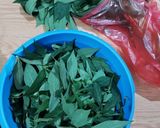 Foto langkah ke 2 dari resep Sayur Daun Singkong & Teri Santan.