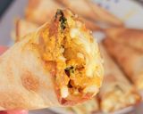 صورة لخطوة 3 من وصفة اقماع التورتيلا بحشوة الدجاج والجبن 🧀