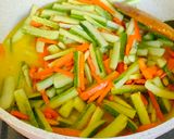 Foto langkah ke 3 dari resep Acar Timur Wortel Kuning.