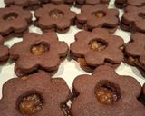 Foto del passaggio 6 della ricetta Biscotti di frolla al cacao e marmellata di arance