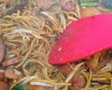 Gambar langkah 4 resipi 👩‍🍳Mee Goreng Cendawan Sosej.