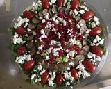 Une image de l'étape 4 de Salade courgettes tomates cerises groseilles feta saucisses grillées et céleri.