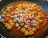 Foto del passaggio 6 della ricetta Gnocchetti di patate con gamberi argentini e pomodorini