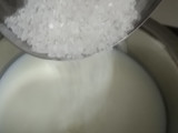 लॉकडाउन स्वीट दूध (Lockdown Sweet doodh recipe in Hindi)