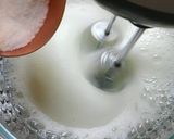 Gambar langkah 2 resipi Meringue Kisses.