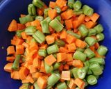 Foto del paso 1 de la receta Salteados de judías verdes con zanahoria y patatas y huevos duros