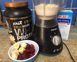 Foto del paso 1 de la receta: Licuado proteico de frutillas y banana