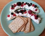 Banán túrókrémmel és piros gyümölccsel recept fázis 4 fotója