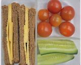 صورة لخطوة 1 من وصفة افكار لانش بوكس صحيه للمدرسه او الجامعه🥝🥒🍒🥪