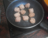 Foto del paso 2 de la receta: Albóndigas guisadas con salsa y papas cocidas
