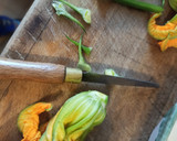 Foto del paso 3 de la receta: Flores de calabacín rellenas de queso