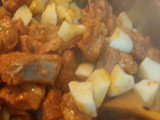 Guiso de patatas, arroz con costillas de cerdo adobadas