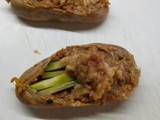 Chorizos rellenos con guarnición