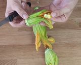 Foto del passaggio 7 della ricetta Fiori di zucca fritti alla romana