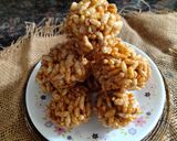 A picture of step 4 of Murmura laddu.