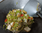 Foto langkah ke 5 dari resep Oseng bunga pepaya tahu teri.