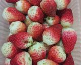 Foto langkah ke 1 dari resep Strawberry latte by mamitakaeshi.