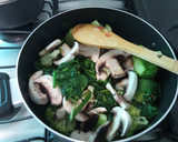 Foto del paso 4 de la receta: Espinacas con brócoli y champiñones
