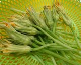 Hình bước làm 1 của món Canh bông bí nhồi chả cá thác lác